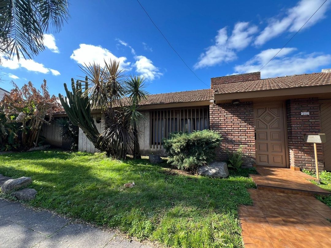 VENTA CASA 4 AMBIENTES - CASTELAR SUR