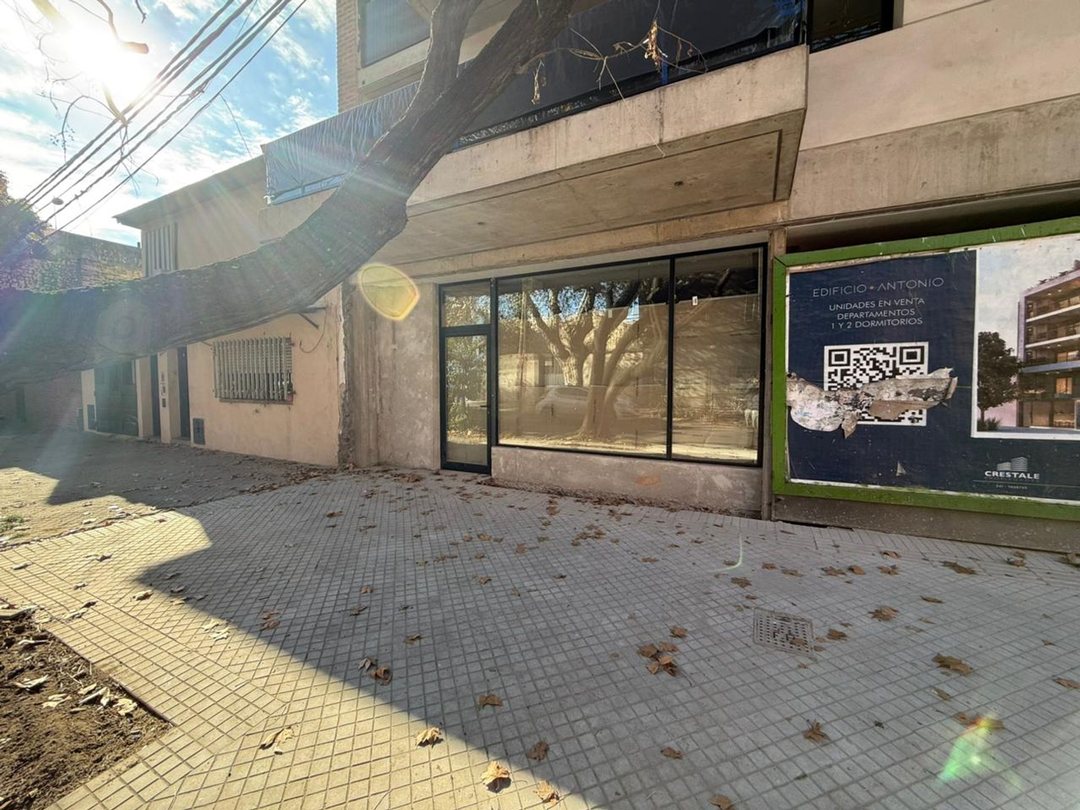 LOCAL COMERCIAL EN VENTA FRENTE VIDRIADO ZONA UCA