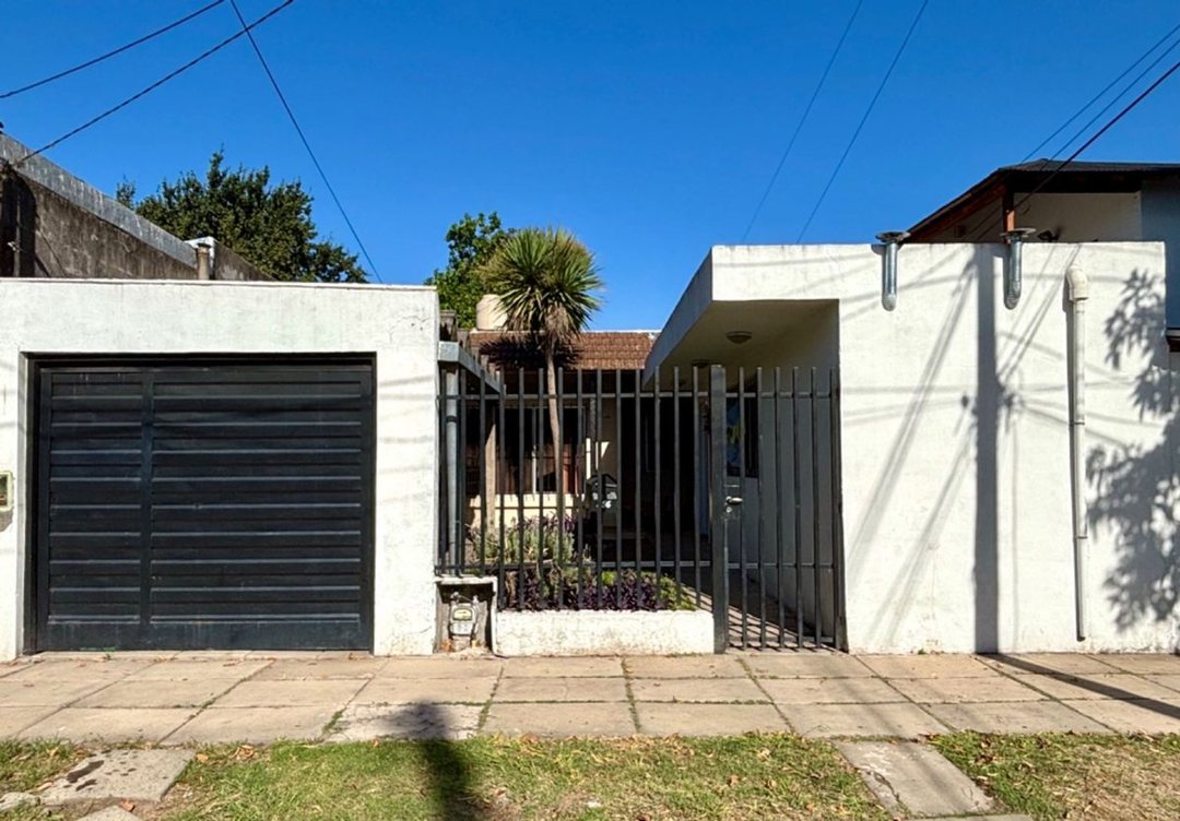 VENTA CASA 5 AMBIENTES HURLINGHAM COCHERA PERMUTA