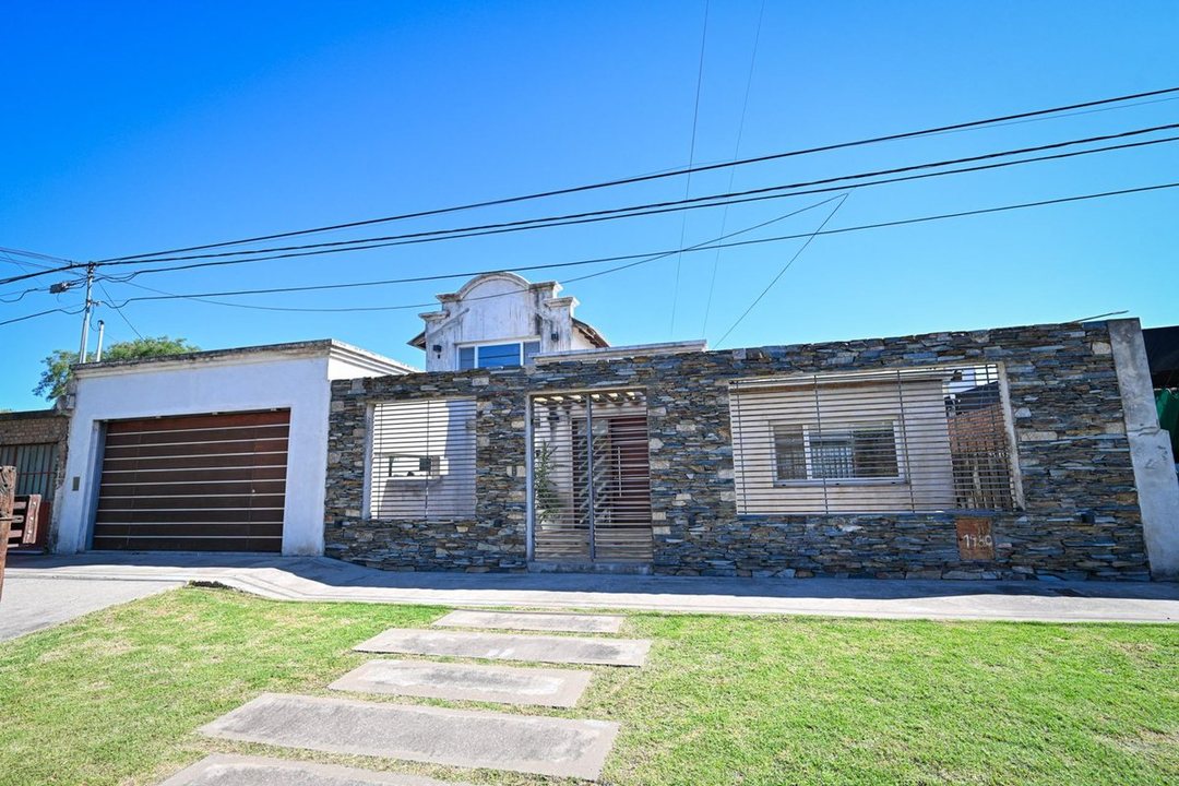 VENTA CASA DE 4 DORMITORIOS PATIO PILETA COCHERA