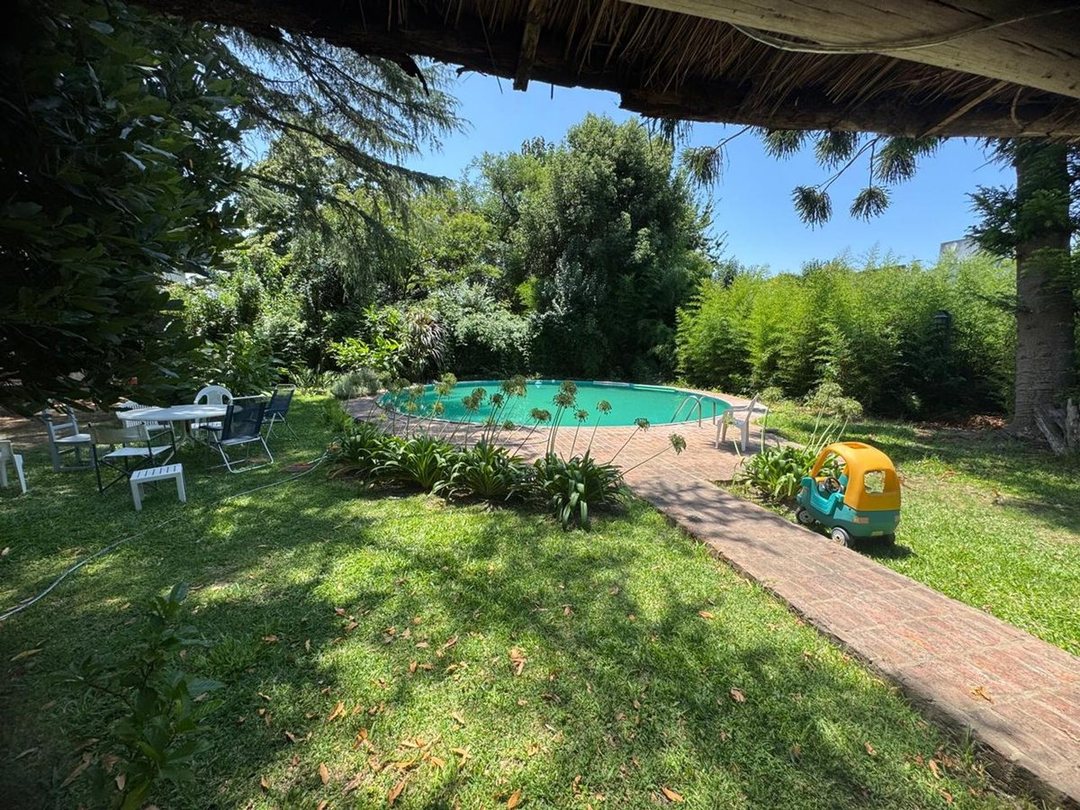 CASA EN VENTA CITY BELL CON PILETA