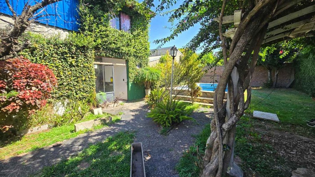 VENTA CASA 5 AMB. PILETA QUINCHO QUILMES