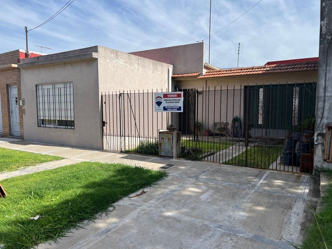 VENTA CASA 3 AMBIENTES PATIO Y COCHERA LANUS