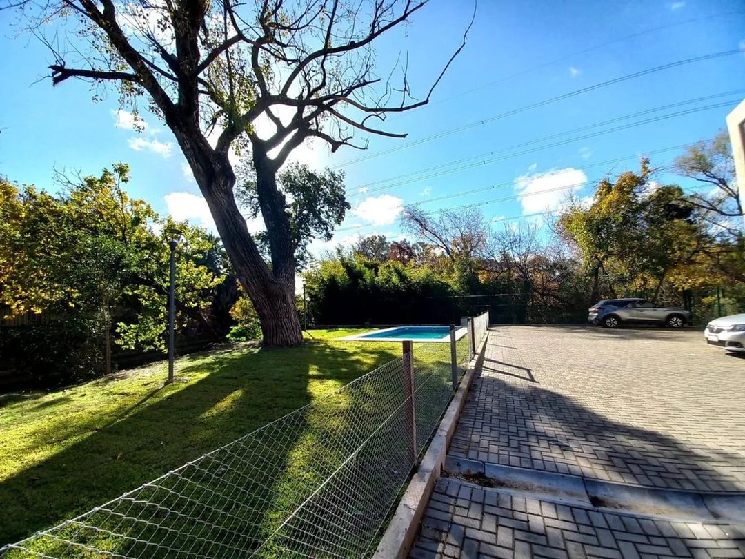 VENTA  CASA TRIPLEX 5 AMB. C/ 2 COCHERAS Y JARDIN