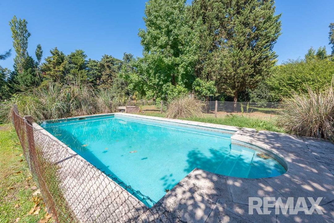Venta Casa 6 ambientes - 5 dormitorios, con pileta