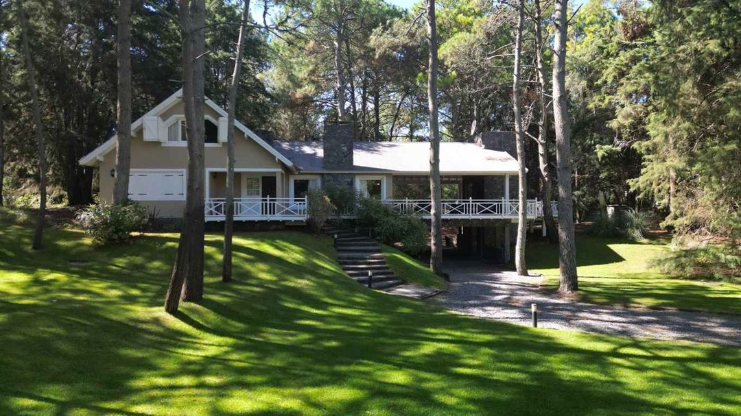 CASA VENTA 6 AMBIENTES CARILO