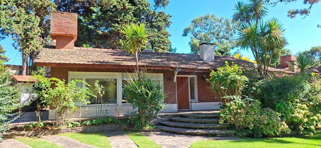 Casa a la venta en Pinamar zona iglesia