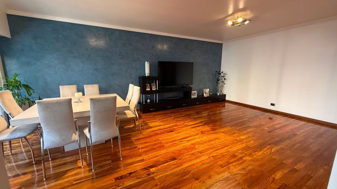 Venta Piso de Categoría con Balcón  y Cochera