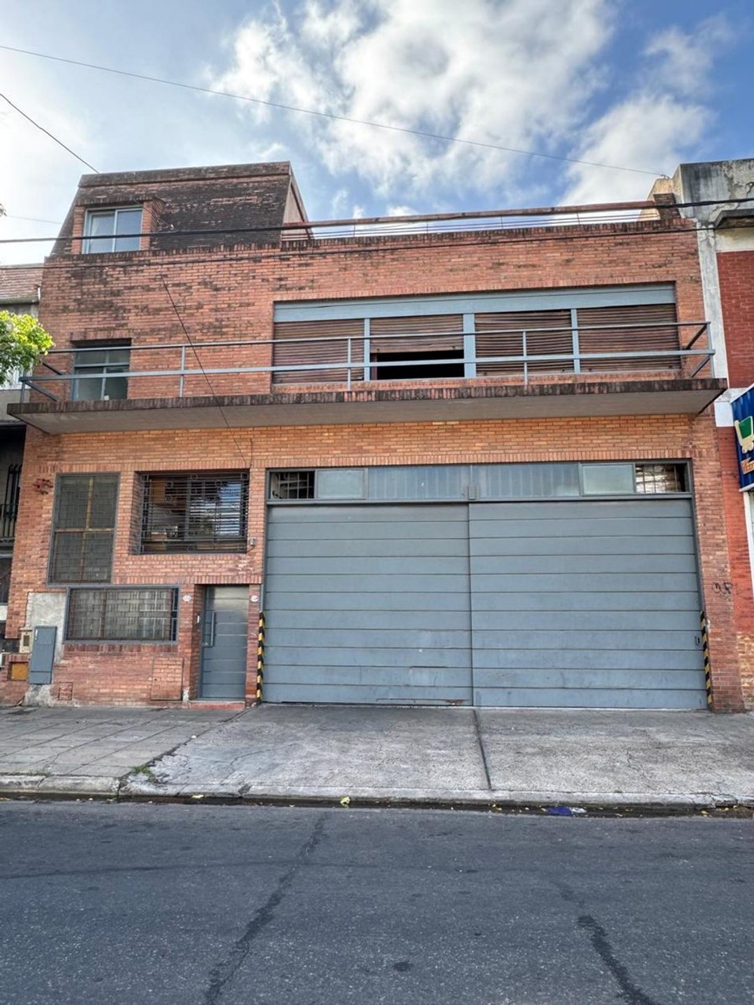VENTA DEPOSITO CON MONTACARGAS + OFICINAS - LUGANO