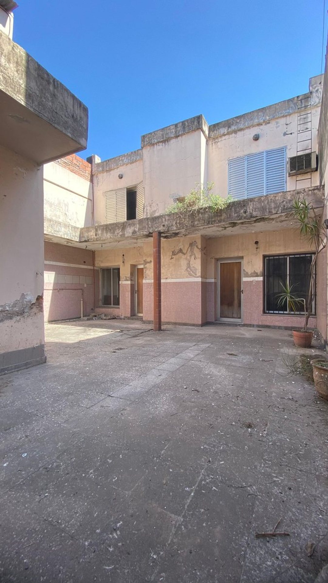 CASA A REFACCIONAR ZONA COMERCIAL