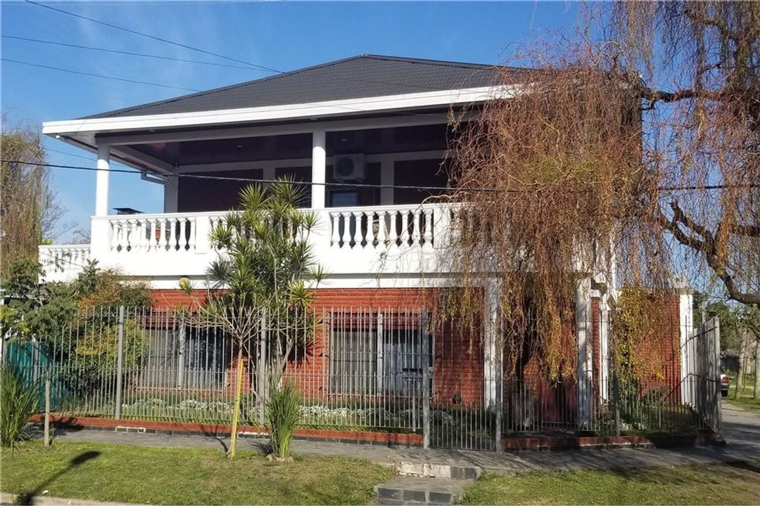 VENTA CASA 5 ambientes c/parque Florencio Varela