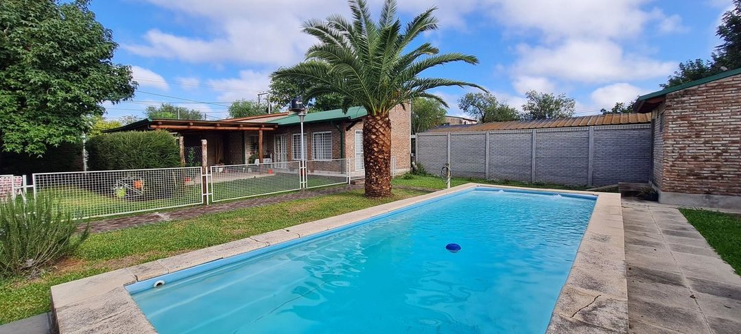 Casa en venta con jardin, pileta y cochera