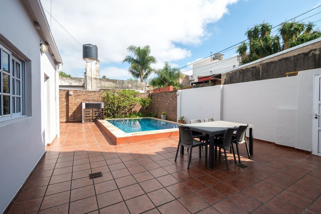 VENTA CASA 3/4 DORMITORIOS CON COCHERA Y PATIO