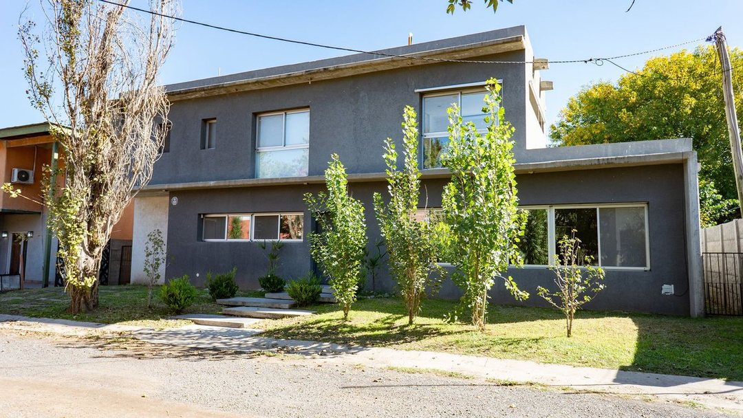 CASA 3 DORMI C/PILETA VENDE/FINANCIA LOGARITMO