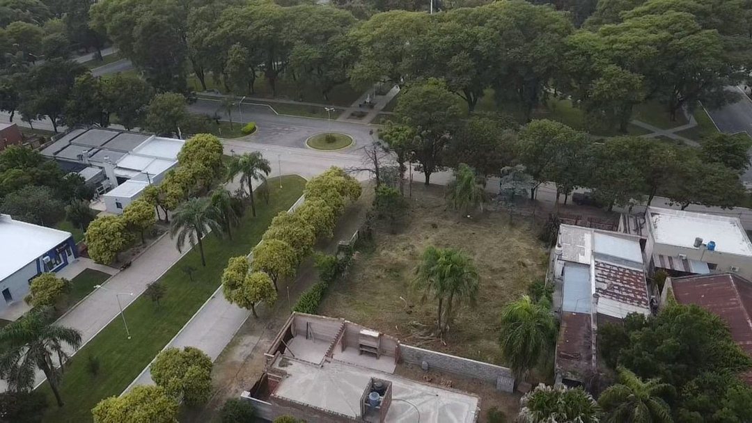 VENTA/LOTE FRENTE A PLAZA PRINCIPAL/LEHMANN