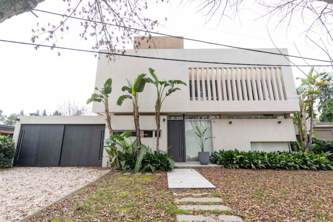 CASA EN VENTA CITY BELL- BARRIO CERRADO