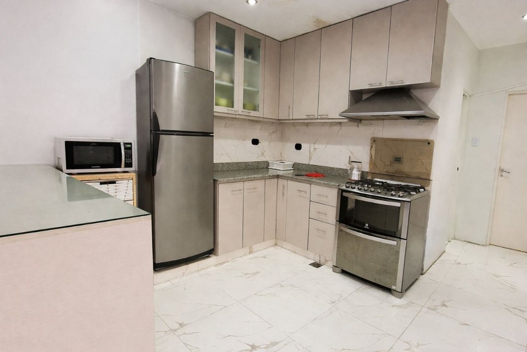 Casa Lote Propio: 4 Suites, 2 Cocheras y Seguridad
