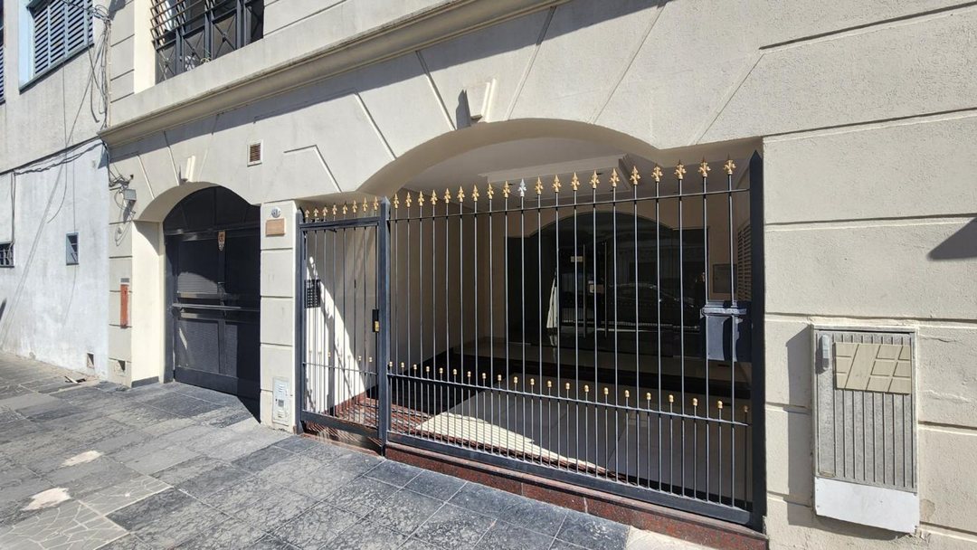 DEPARTAMENTO EN VENTA FLORESTA  PATIO Y PARRILLA