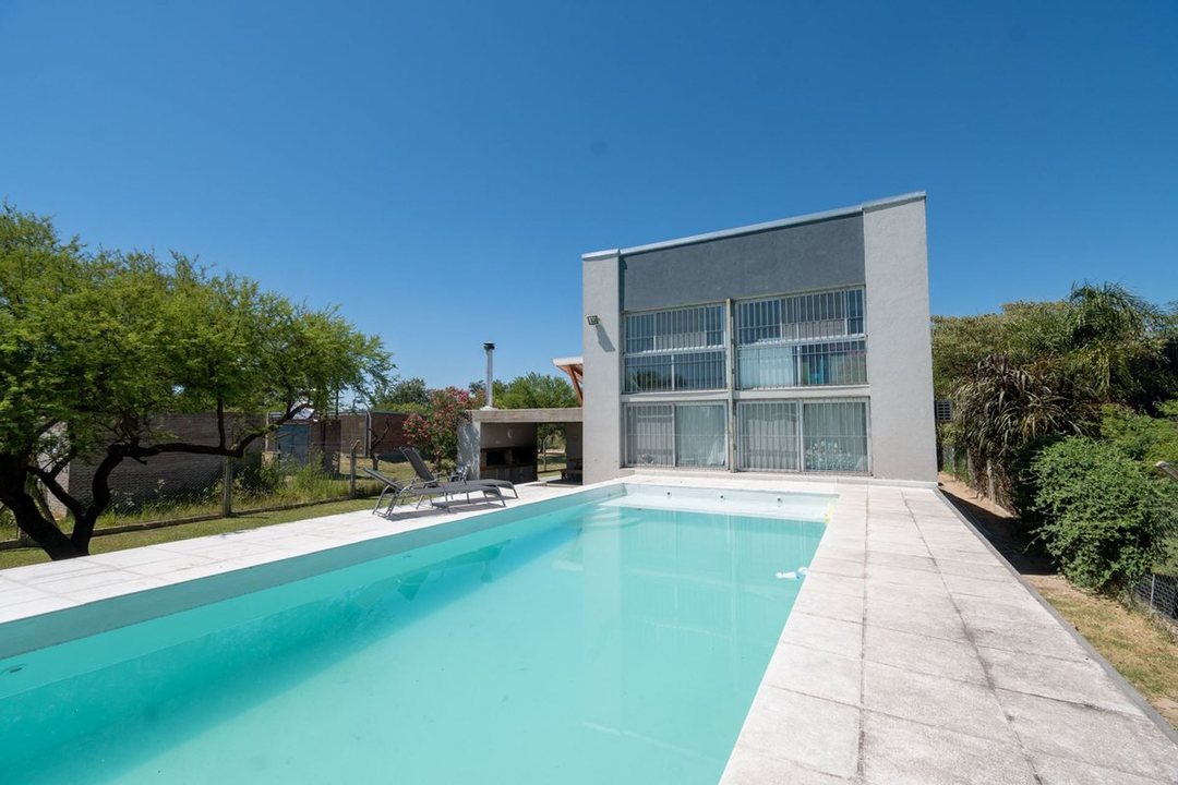 MODERNA CASA, CON 5 DORM, PILETA Y PARRILLA.