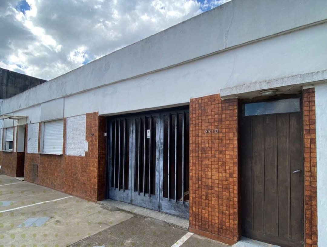 CASA,  2 DORMITORIOS EN  BARRIO ROCA.