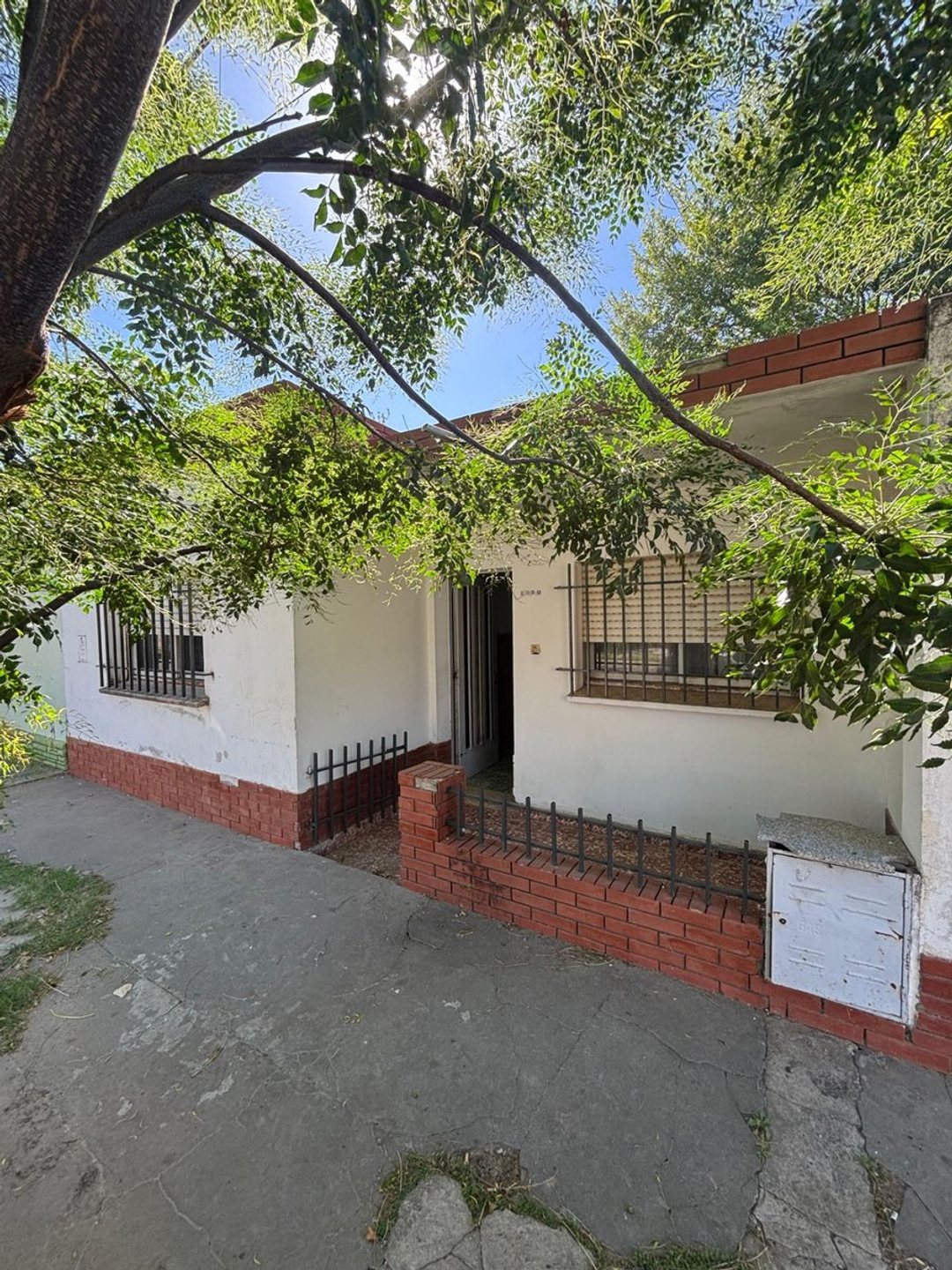 CASA EN VENTA EN PERGAMINO A REFACCIONAR CON PATIO