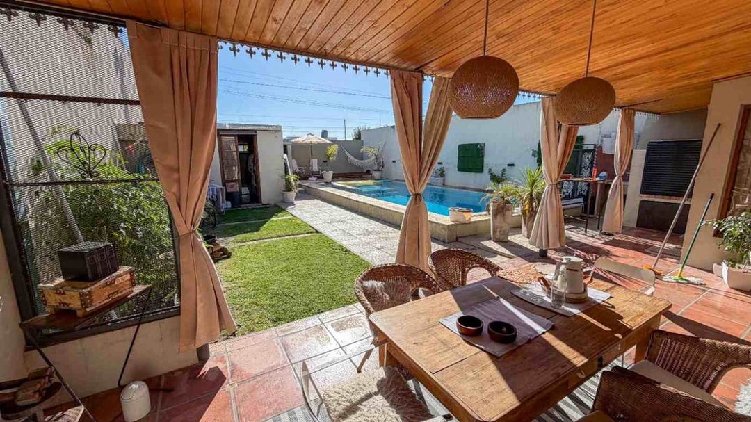 CASA EN VENTA CON PILETA CLIMATIZADA EN OLAVARRIA