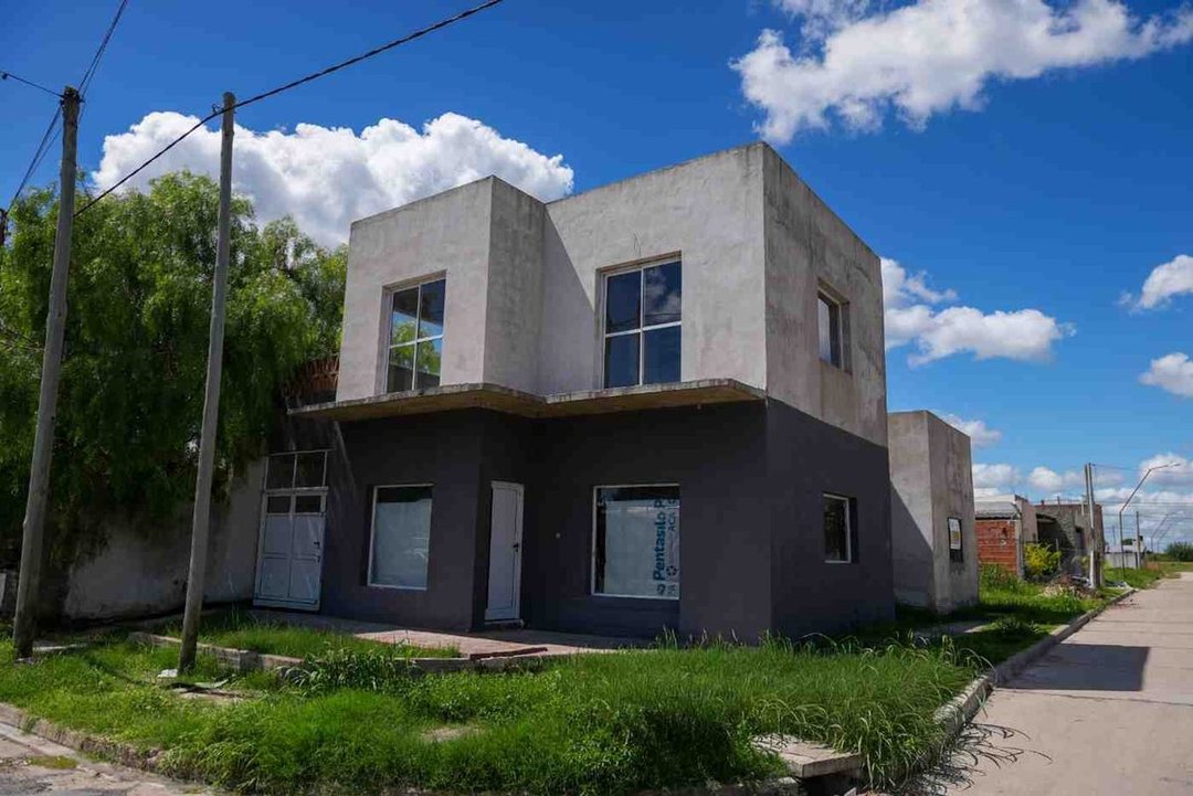 Casa 2 plantas, 3 dormitorios + local en Oro Verde
