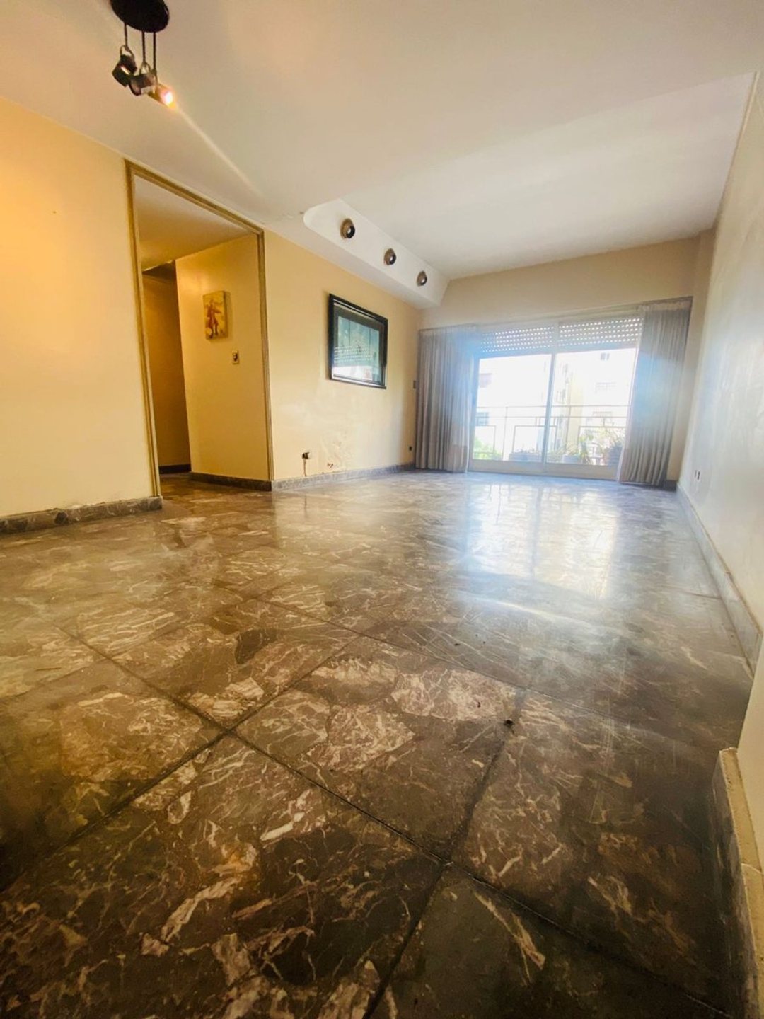 VENTA DEPTO 4 AMBIENTES CON BALCON EN FLORES