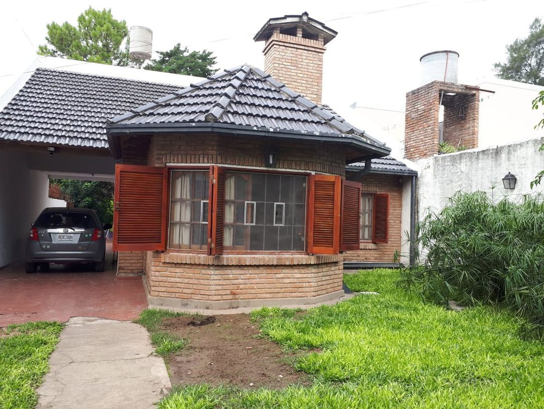 VENTA CASA 4 DORMITORIOS GRAN JARDIN EN FISHERTON