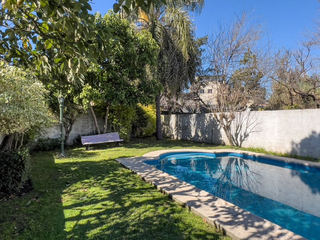 VIVIENDA MULTIFAM. Casa+Depto.10,50x76 mts. PILETA