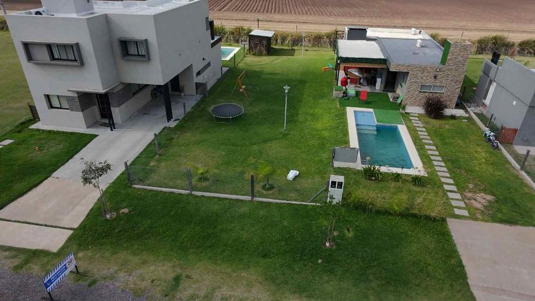 CASA 2 DORMITORIOS  -  MÁS LOTE 300M2 BRISANOVA