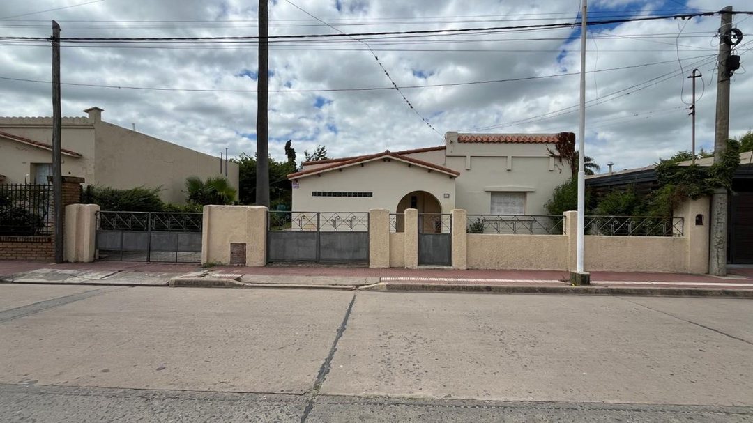 CASA CENTRICA CON 1.000M2 DE TERRENO EN CORONDA!