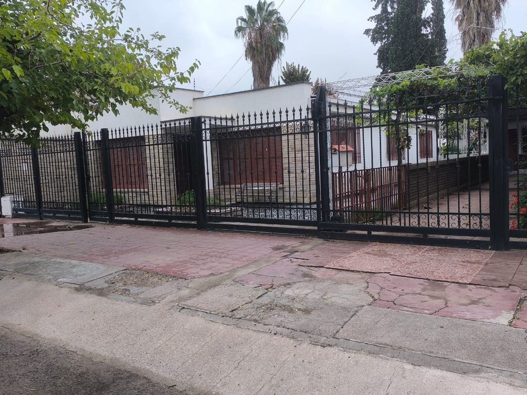 Re/max vende Casa/Galpon sobre Maza gran terreno