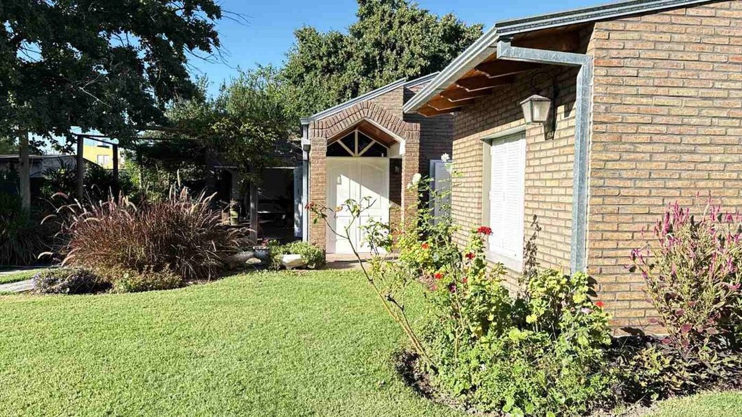 VENTA / CASA / QUINCHO / AMPLIO JARDÍN / PILETA /