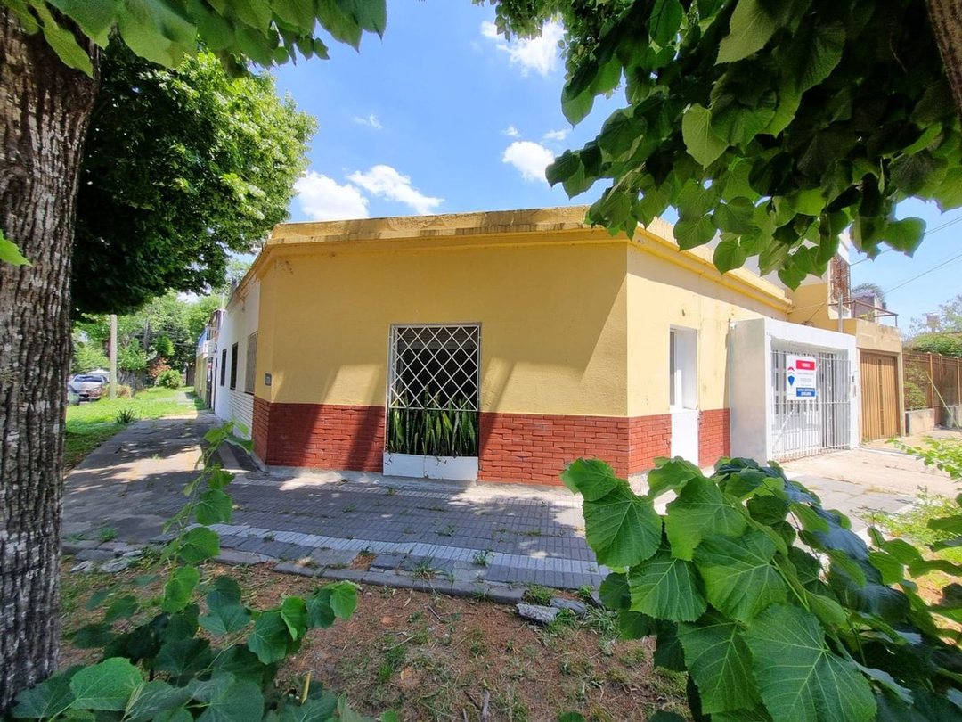 Venta casa en esquina Llavallol