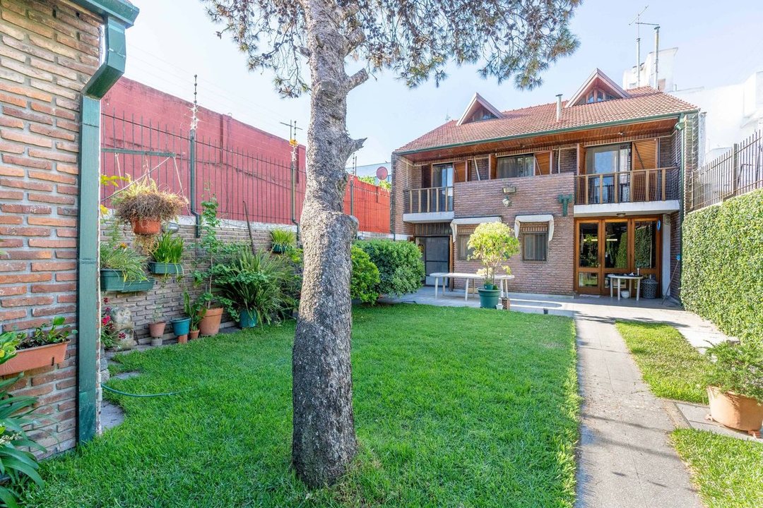 Casa 7 ambientes + jardin + patio + quincho + coch