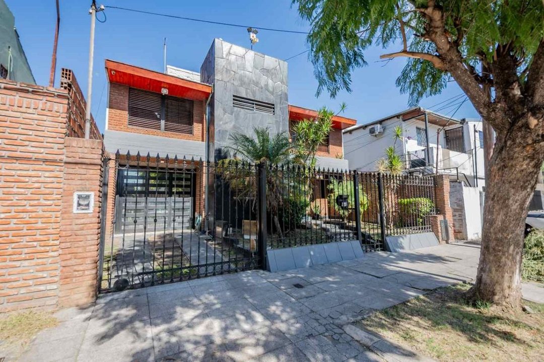 Venta Chalet con quincho y cochera en Loma Hermosa