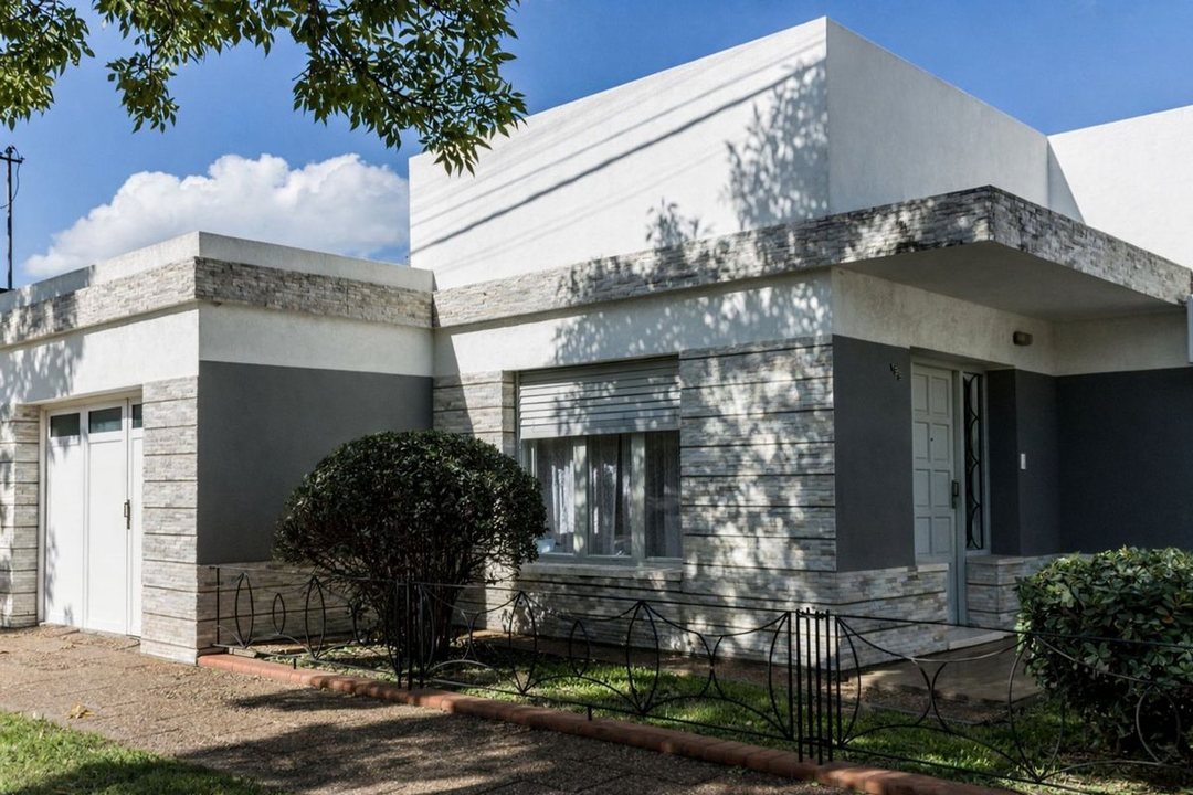 CASA EN VENTA DE 3 DOR, COCHERA Y PATIO EN SJN