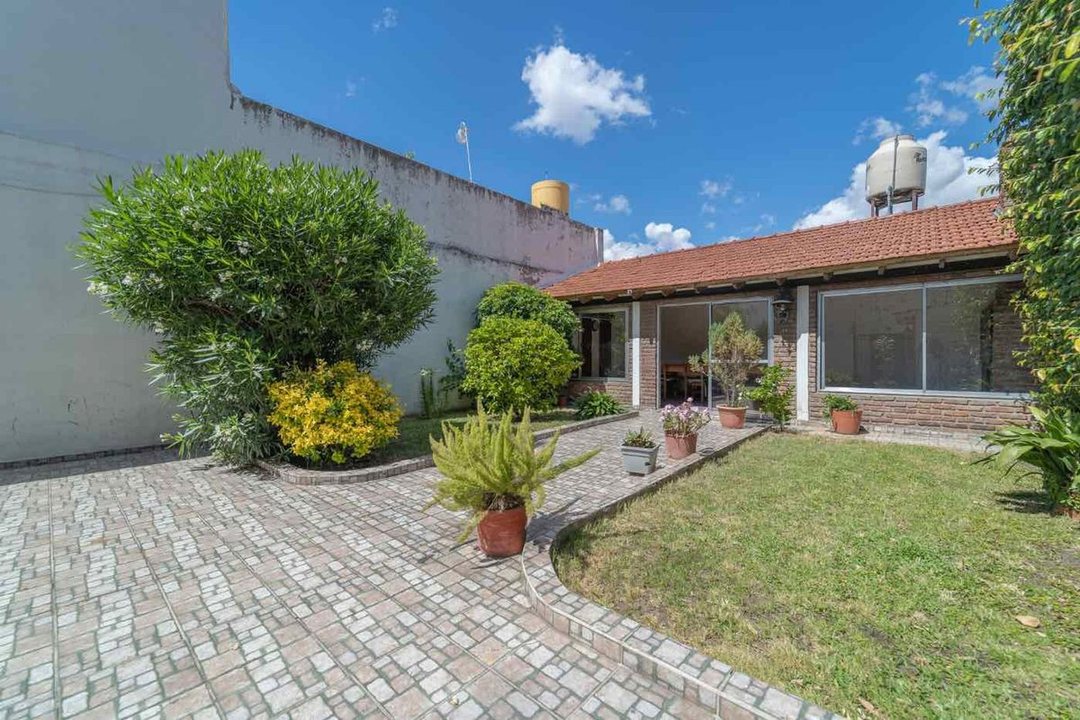 Casa 4 amb. con patio, quincho y terraza – Lanús O