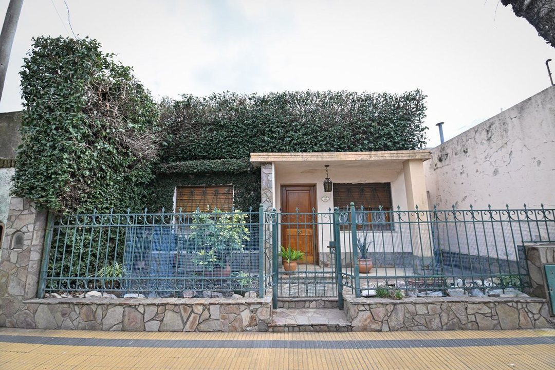 EN VENTA: CASA CÉNTRICA DE 2 DORMITORIOS