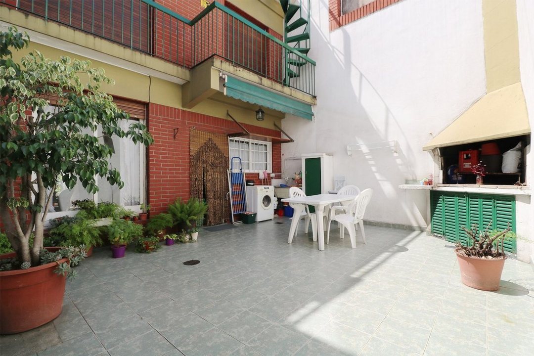 CASA 4 AMB MUY LUMINOSA C/TERRAZA, PATIO Y COCHERA