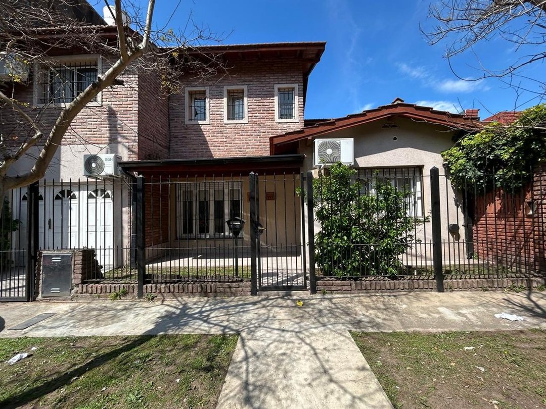 Moderna Casa con Cochera en Venta en Martínez