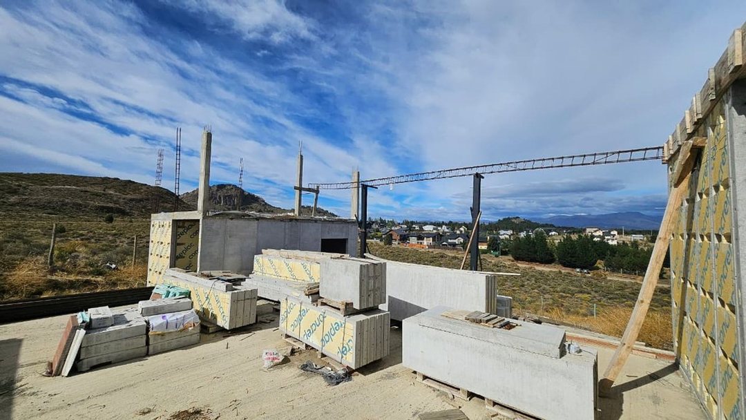 LOTE + CASA A TEMINAR - GRAN OPORTUNIDAD