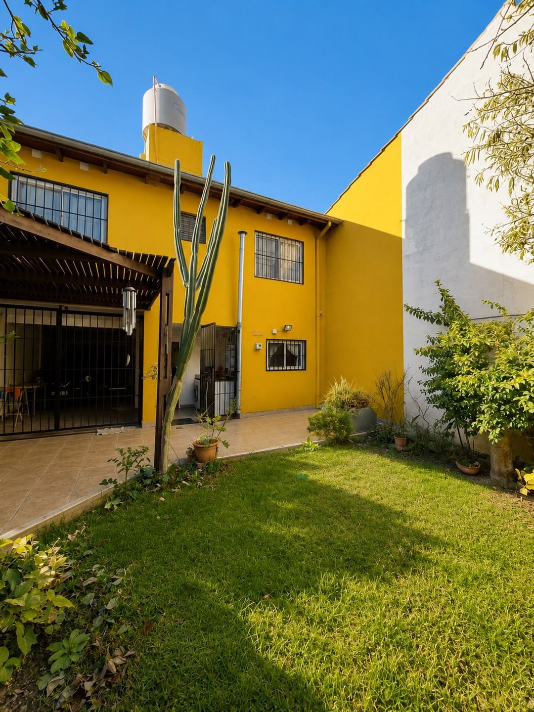 VENTA CASA 4 AMBIENTES EN CASTELAR