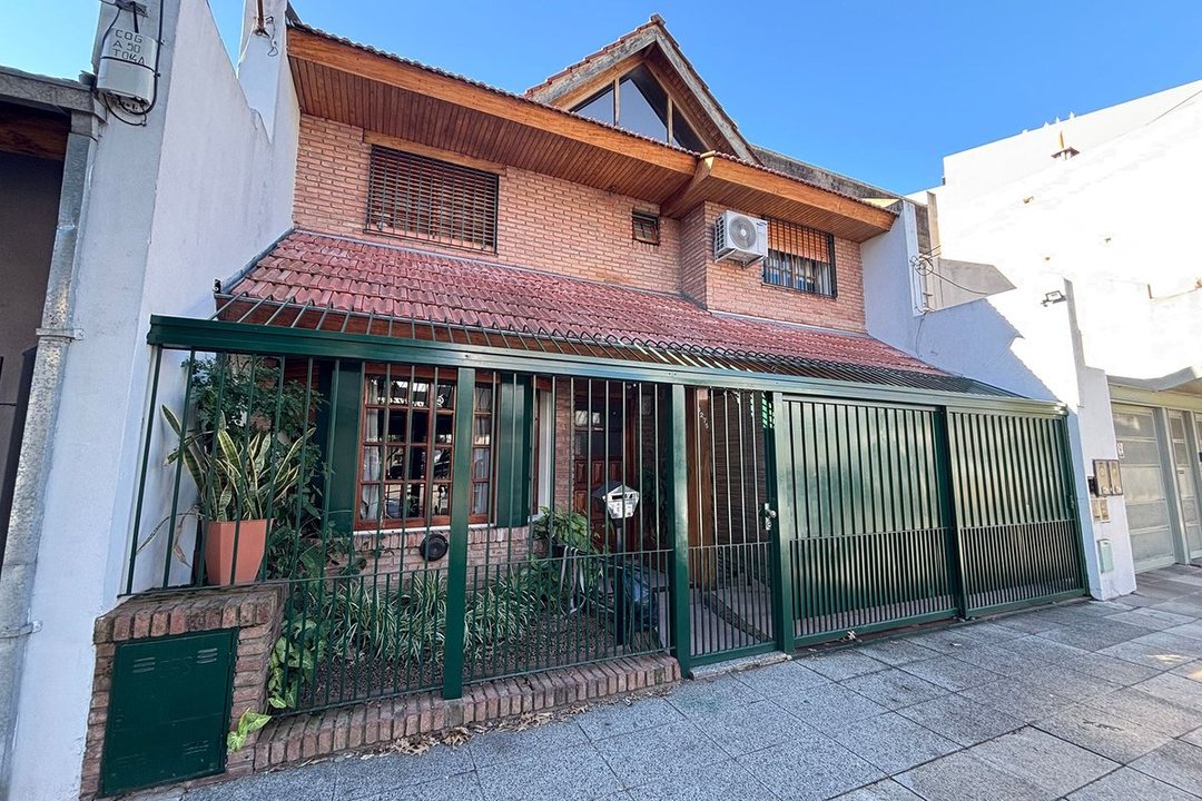 VENTA CASA 4 AMB COGHLAN COCHERA PATIO Y QUINCHO