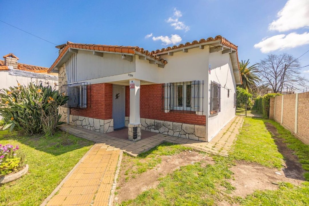 CASA CON AMPLIO LOTE VENTA, BURZACO. ZONA COLEGIOS