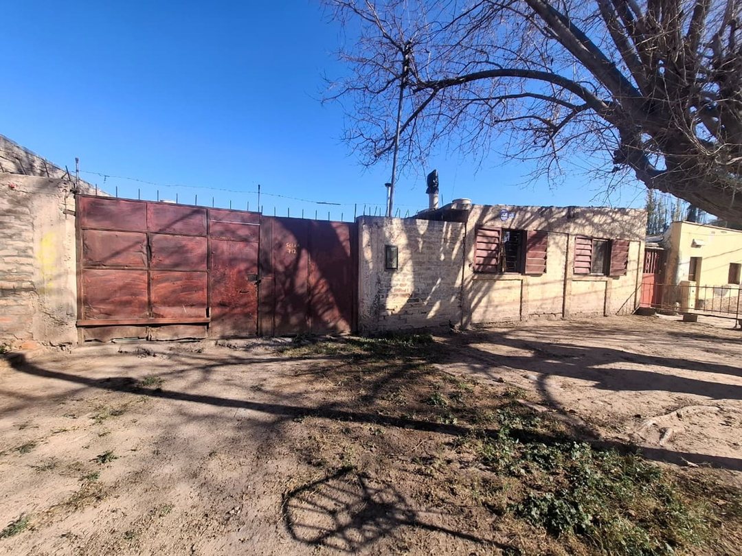 VENTA CASA CON AMPLIO TERRENO LAS HERAS