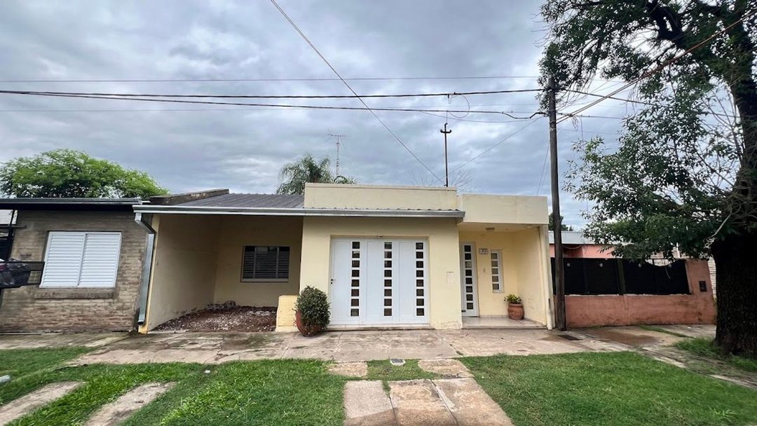EN VENTA CASA BARRIO SUR - CON QUINCHO Y PILETA
