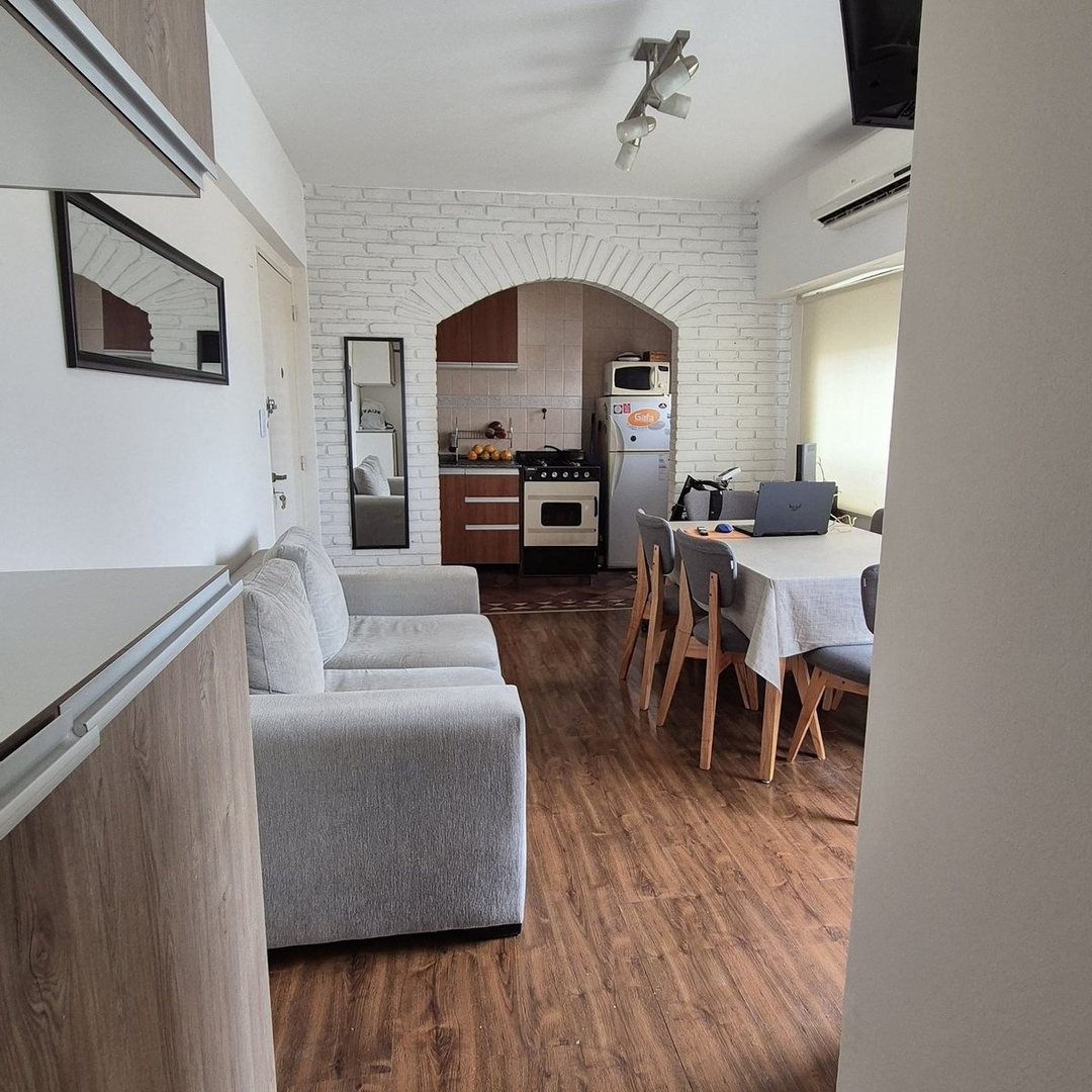 Departamento de dos ambientes con amplio balcón