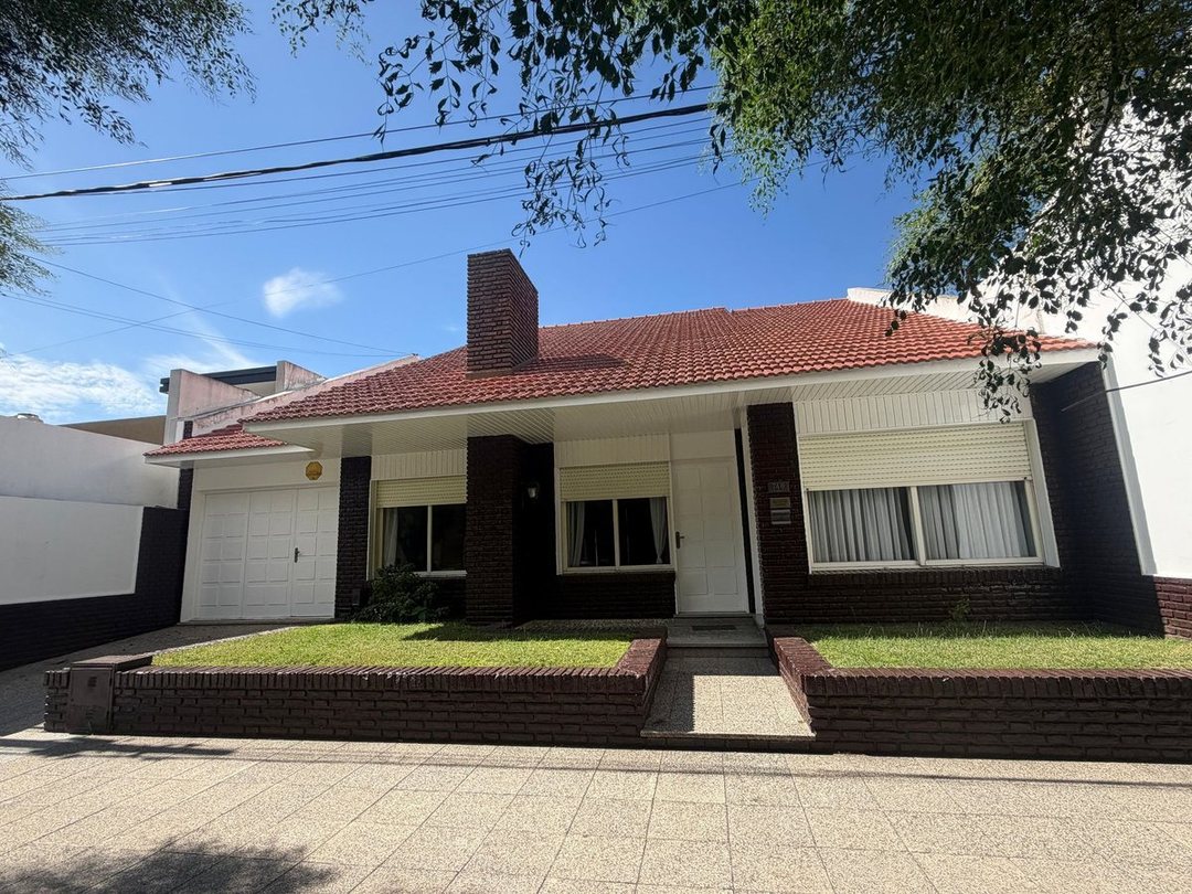 CASA EN VENTA EN PEHUAJO CON PILETA